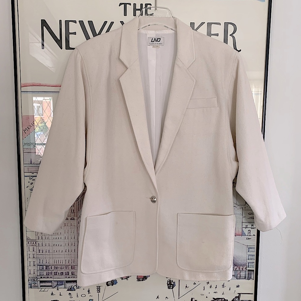 Vintage white jacket with patch pockets, dolman sleeves single button. Size 9/10